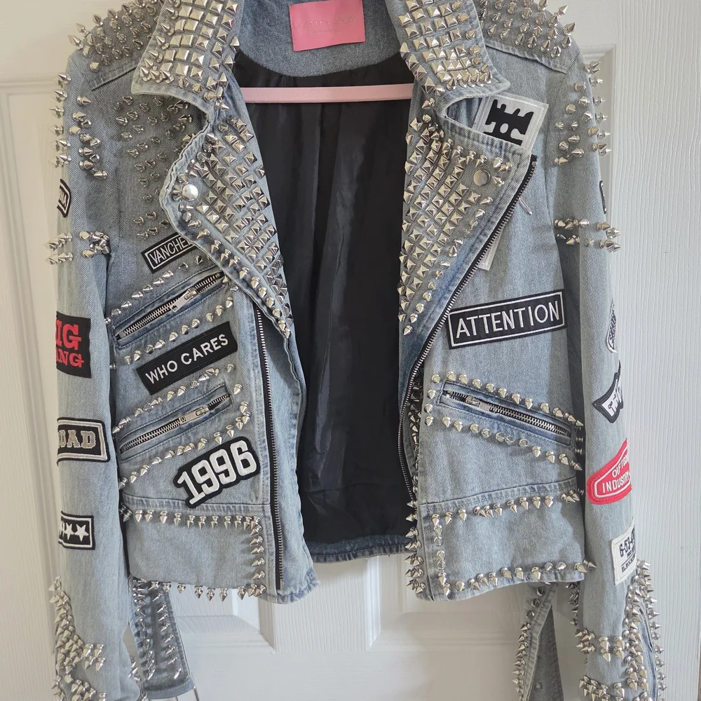 Azalea Wang Edgy Studded Blue Denim Jacket - Picture 1 of 2